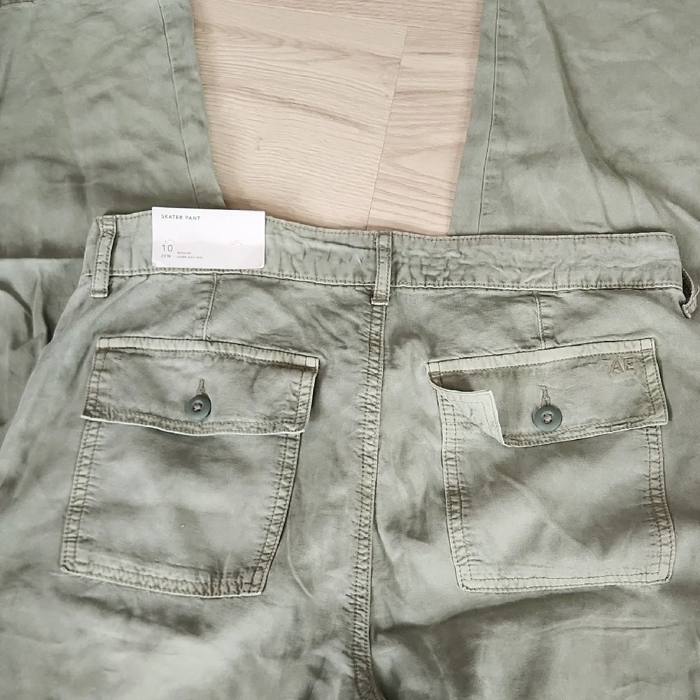 American Eagle Outfitters Green Cargo Pants - Picture 2 of 2